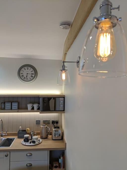Barley - Cosy Stylish Apartment - Easy Access To Bath And Many Nearby Attractions ボックス エクステリア 写真