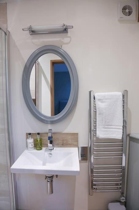 Barley - Cosy Stylish Apartment - Easy Access To Bath And Many Nearby Attractions ボックス エクステリア 写真